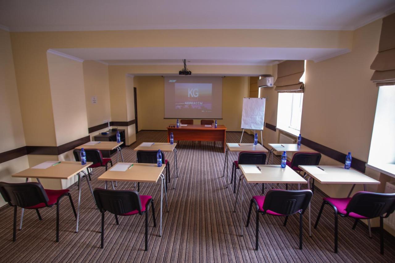 Optima Cherkasy Hotel Bagian luar foto