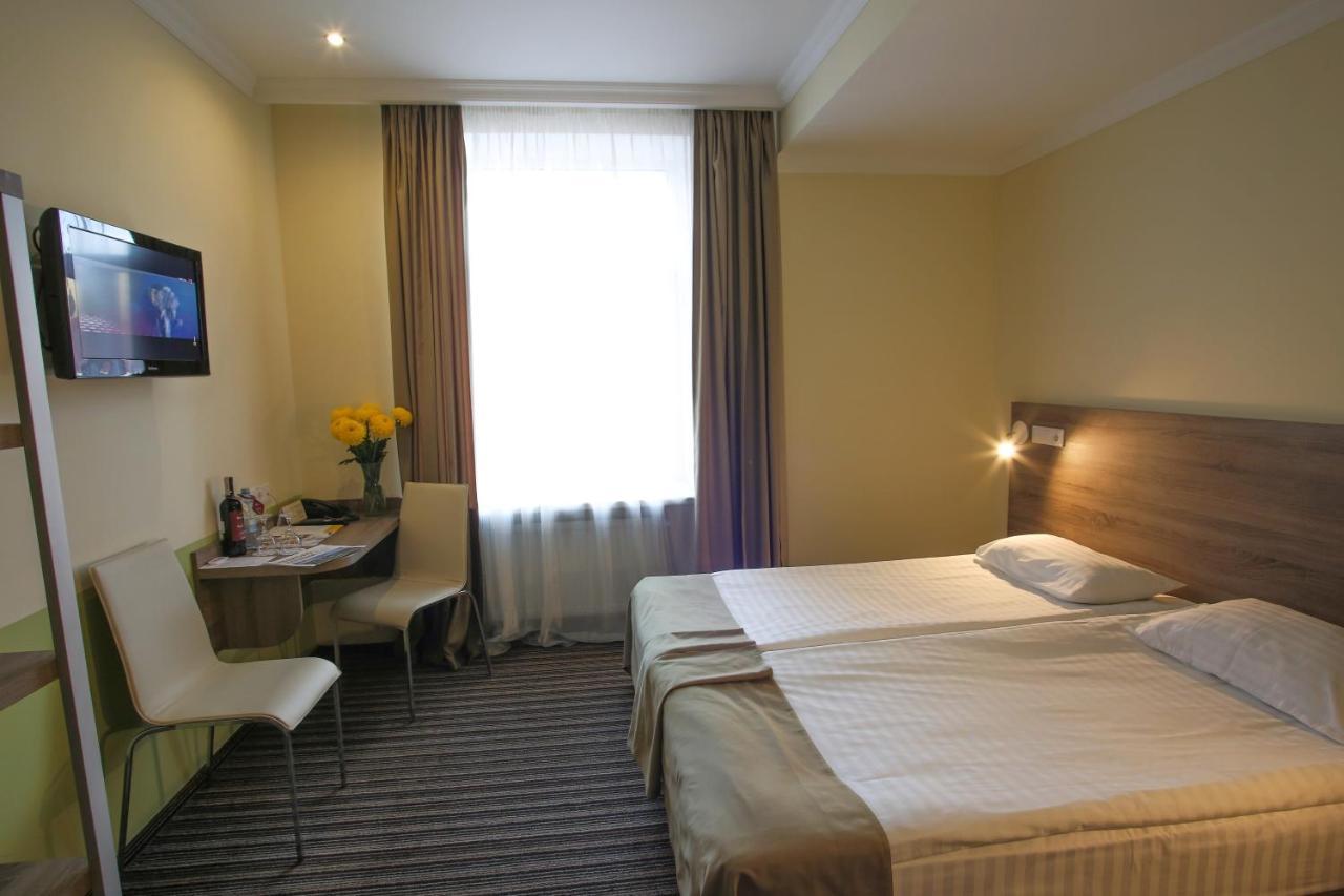Optima Cherkasy Hotel Bagian luar foto