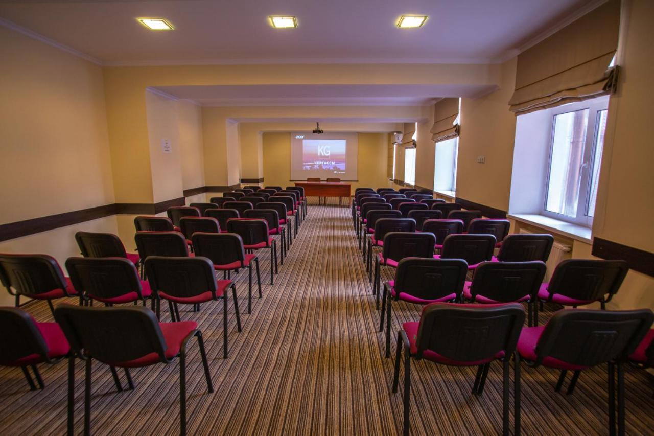 Optima Cherkasy Hotel Bagian luar foto