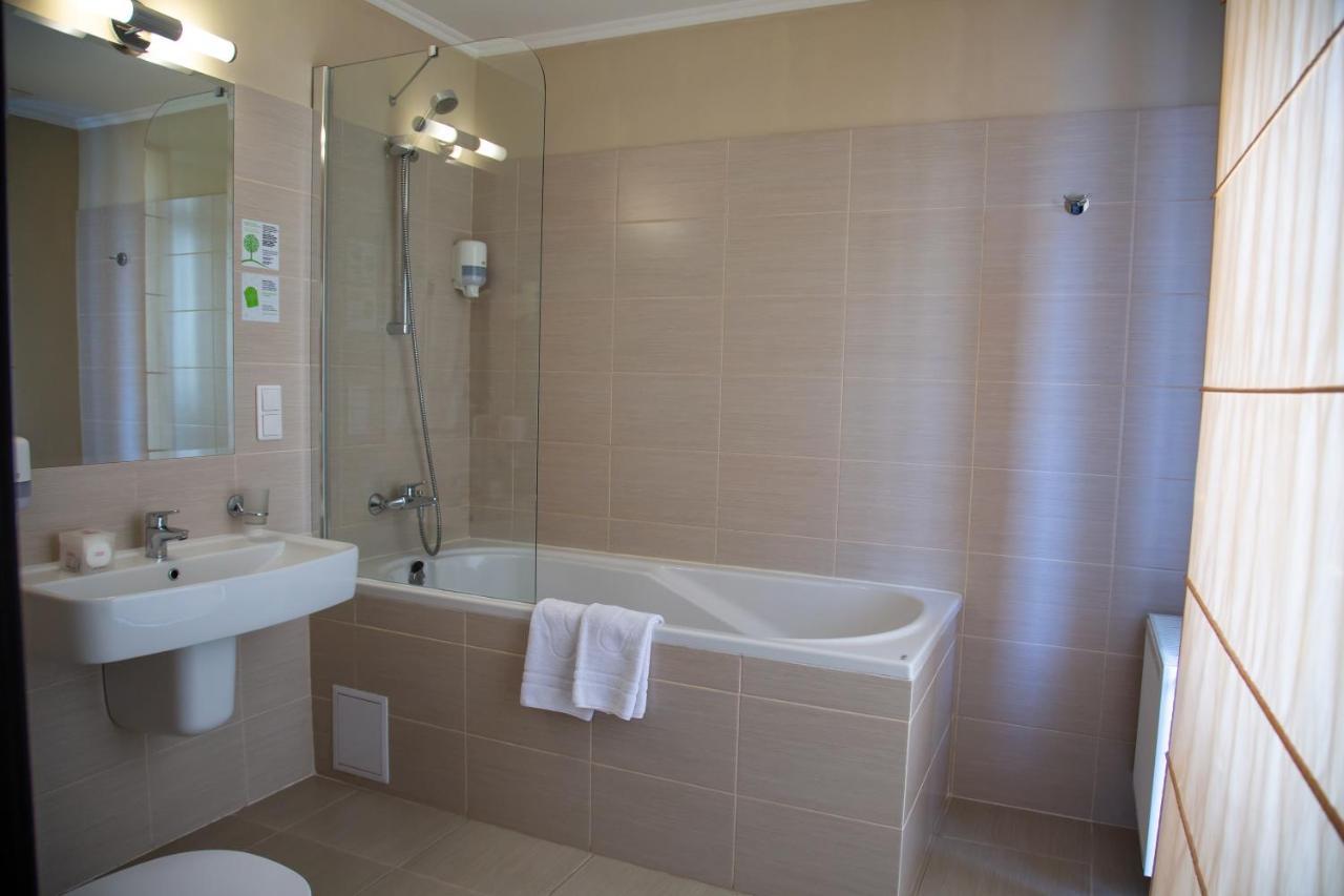 Optima Cherkasy Hotel Bagian luar foto